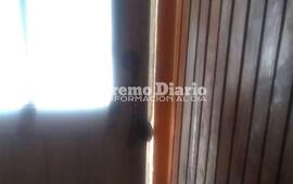 El delincuente intentó ingresar por la puerta del frente de la vivienda.