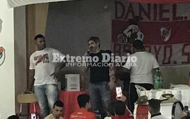 La voz del Ídolo. Ortega hablando a los hinchas que gritaban su nombre sin parar.