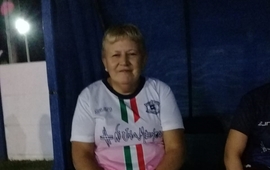 Un ejemplo para todos. Mirta, a los 60 a&ntilde;os, sigue intacta bajo los tres palos.