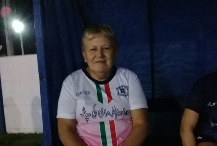 Un ejemplo para todos. Mirta, a los 60 a&ntilde;os, sigue intacta bajo los tres palos.