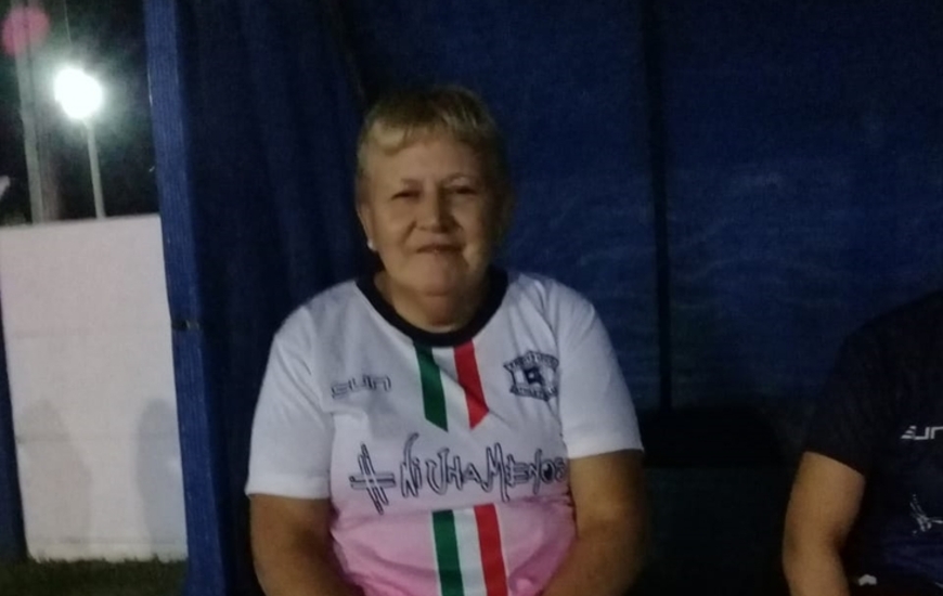 Un ejemplo para todos. Mirta, a los 60 a&ntilde;os, sigue intacta bajo los tres palos.