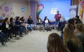 La charla se desarrolla en el Polideportivo Comunal.
