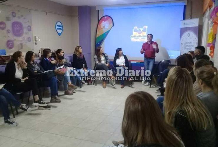 La charla se desarrolla en el Polideportivo Comunal.