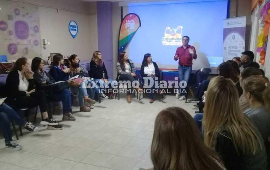 La charla se desarrolla en el Polideportivo Comunal.