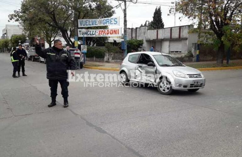 Imagen de Hace minutos: Choque entre dos autos