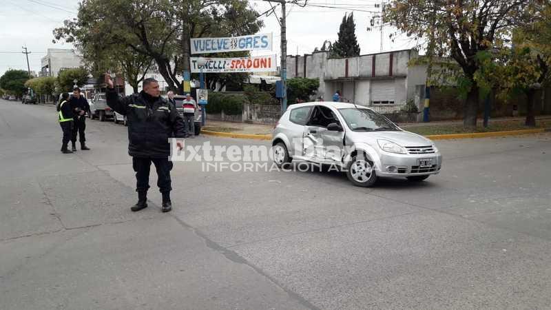 Imagen de Hace minutos: Choque entre dos autos