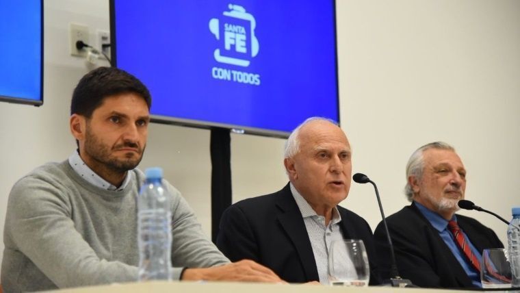 El gobernador encabez&oacute; una conferencia de prensa junto a los ministros Pullaro y Silberstein.(Twitter/@MiguelLifschitz )