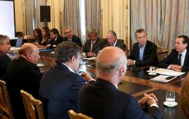 Macri se reuni&oacute; con los 16 empresarios que negoci&oacute; Precios Esenciales.