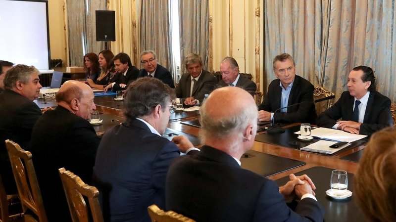Macri se reuni&oacute; con los 16 empresarios que negoci&oacute; Precios Esenciales.