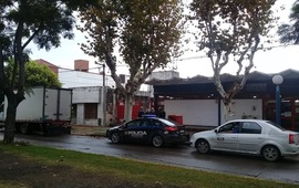 El camión del correo junto a la custodia policial.