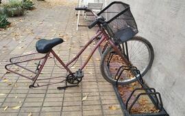 Imagen de Incre&iacute;ble: Le robaron la rueda de la bicicleta