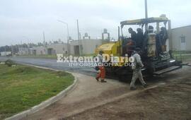 En pleno trabajo. Personal de la empresa que ganó la licitación empezó a arrojar el asfalto.