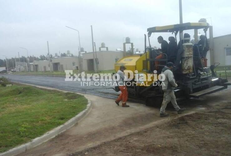 En pleno trabajo. Personal de la empresa que ganó la licitación empezó a arrojar el asfalto.