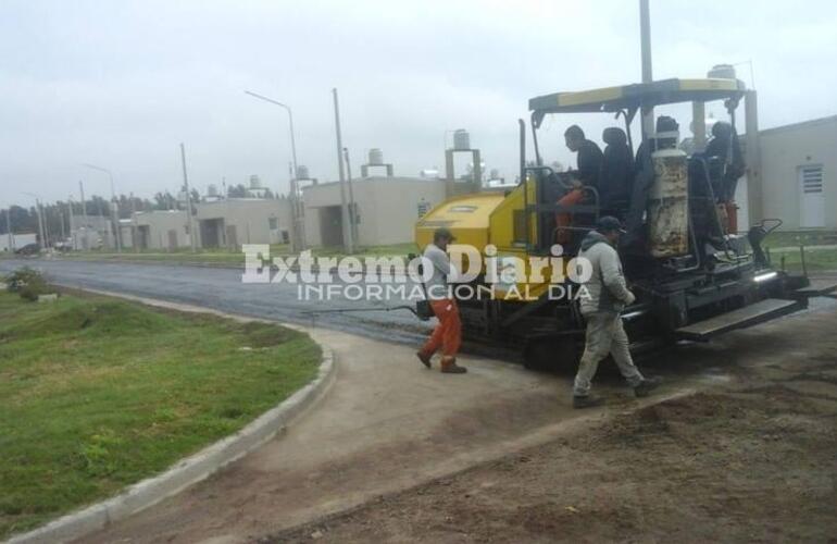 En pleno trabajo. Personal de la empresa que ganó la licitación empezó a arrojar el asfalto.