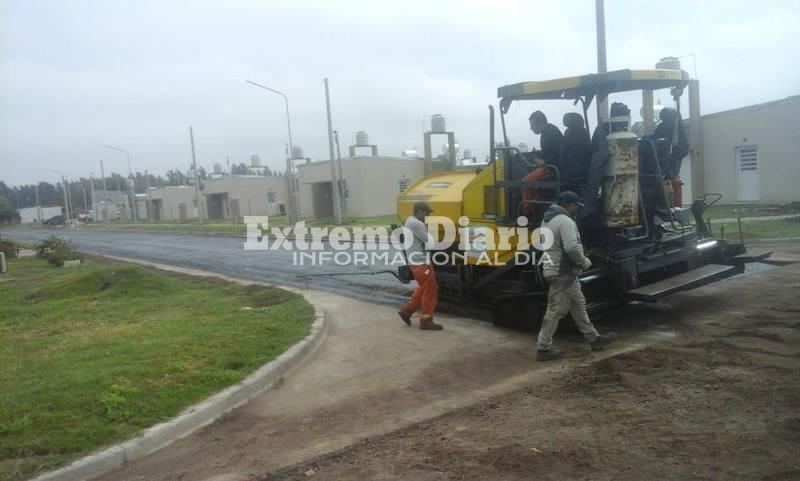 En pleno trabajo. Personal de la empresa que gan&oacute; la licitaci&oacute;n empez&oacute; a arrojar el asfalto.