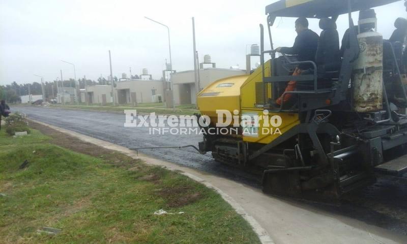 En pleno trabajo. Personal de la empresa que ganó la licitación empezó a arrojar el asfalto.