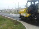 En pleno trabajo. Personal de la empresa que ganó la licitación empezó a arrojar el asfalto.