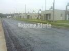 En pleno trabajo. Personal de la empresa que ganó la licitación empezó a arrojar el asfalto.