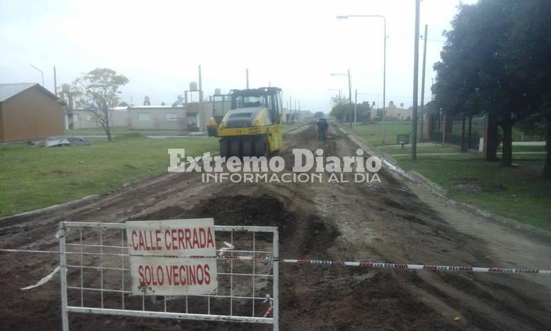 En pleno trabajo. Personal de la empresa que ganó la licitación empezó a arrojar el asfalto.