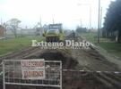 En pleno trabajo. Personal de la empresa que ganó la licitación empezó a arrojar el asfalto.