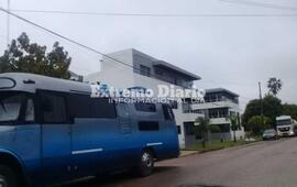 La joven fue sorprendida por un masculino que estaba escondido detrás de un colectivo.