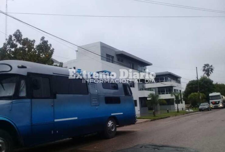 La joven fue sorprendida por un masculino que estaba escondido detrás de un colectivo.