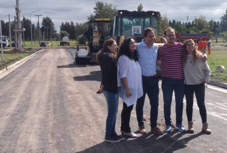 La Comisión Comunal en el barrio: Esteban Ferri y su equipo visitaron el avance de la gran obra.