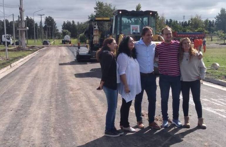 La Comisión Comunal en el barrio: Esteban Ferri y su equipo visitaron el avance de la gran obra.