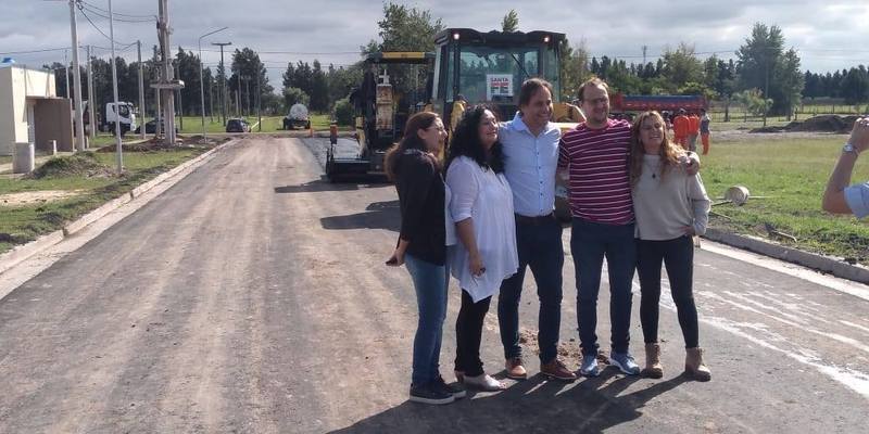La Comisión Comunal en el barrio: Esteban Ferri y su equipo visitaron el avance de la gran obra.
