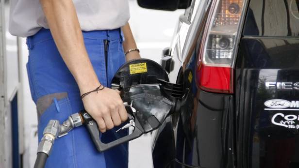 Imagen de YPF aumentó 4% sus combustibles