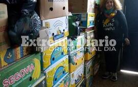 Marisa junto a la mercadería preparada para ser trasladada