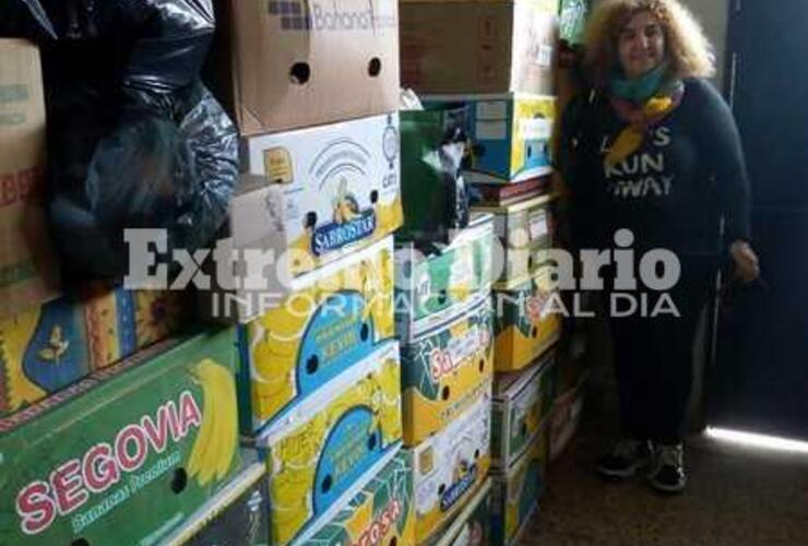 Marisa junto a la mercadería preparada para ser trasladada