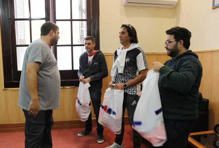 Imagen de Entrega de artículos de entrenamiento al Básquet de los clubes de Arroyo Seco