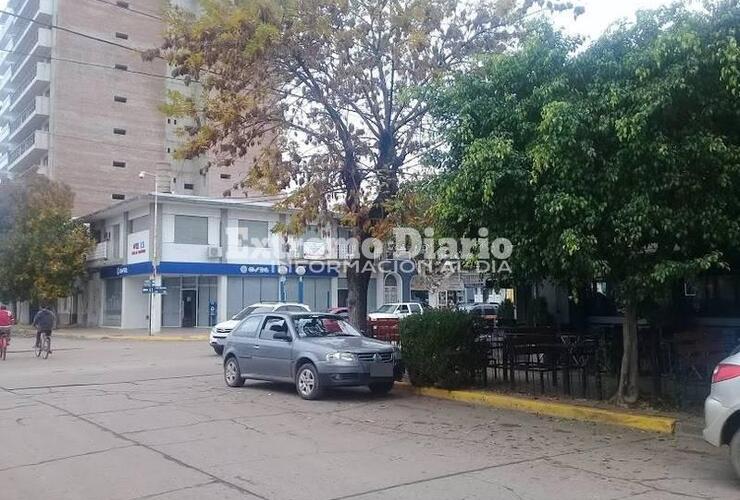 El lugar. El Fiat Uno estaba estacionado sobre Libertad casi San Martín.