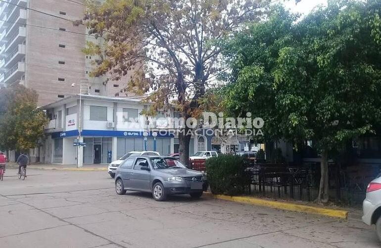 El lugar. El Fiat Uno estaba estacionado sobre Libertad casi San Martín.