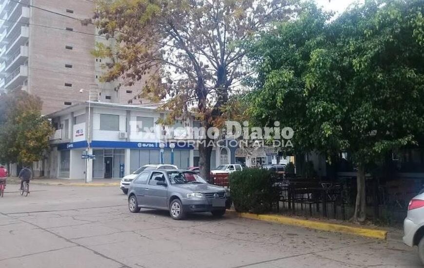 El lugar. El Fiat Uno estaba estacionado sobre Libertad casi San Martín.