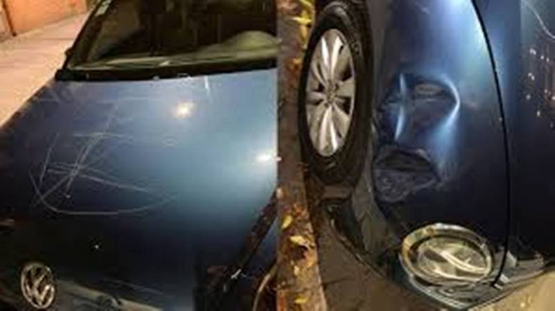 Imagen de Lo más visto: Descargó toda su furia contra un auto estacionado en la puerta de su garaje