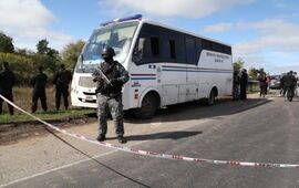 El colectivo del SP fue atacado este mediodía sobre la autopista. Foto: Alan Monzón/Rosario3.com
