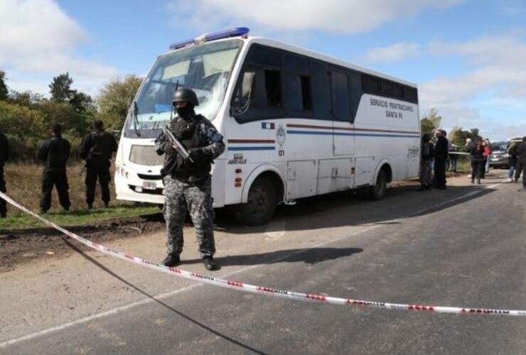 El colectivo del SP fue atacado este mediodía sobre la autopista. Foto: Alan Monzón/Rosario3.com