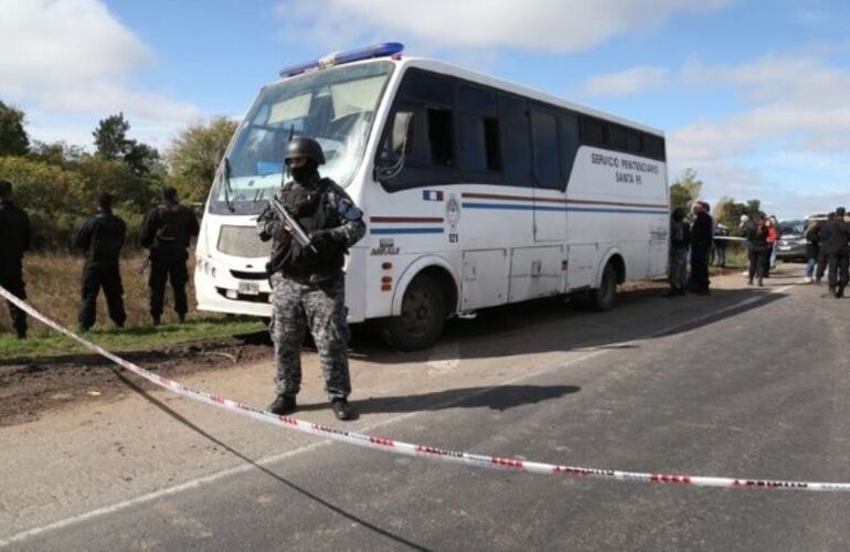 El colectivo del SP fue atacado este mediodía sobre la autopista. Foto: Alan Monzón/Rosario3.com