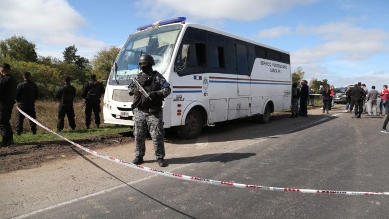 El colectivo del SP fue atacado este mediod&iacute;a sobre la autopista. Foto: Alan Monz&oacute;n/Rosario3.com