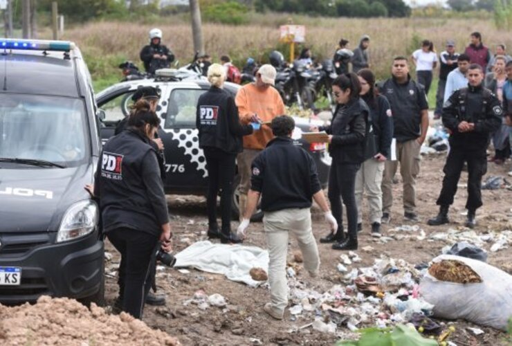 Escenario. La PDI trabajó ayer en el basural donde se halló el cuerpo.