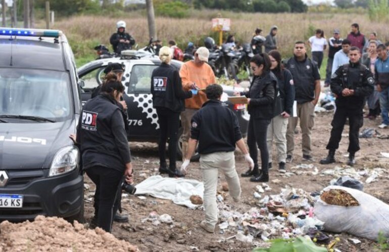 Escenario. La PDI trabajó ayer en el basural donde se halló el cuerpo.