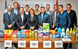 A cuidar el bolsillo. Funcionarios y empresarios durante la presentaci&oacute;n de los productos de la canasta de ofertas vigentes en mayo.