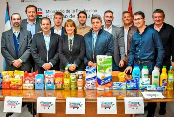 A cuidar el bolsillo. Funcionarios y empresarios durante la presentación de los productos de la canasta de ofertas vigentes en mayo.