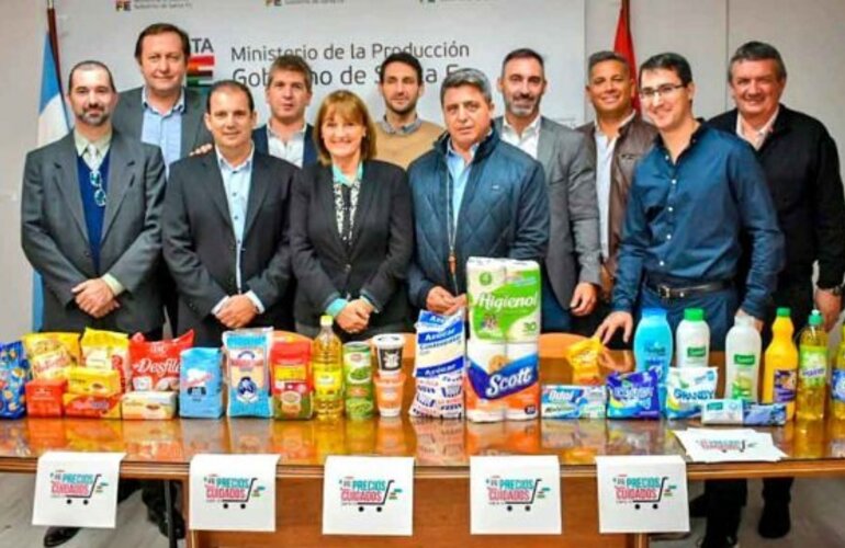 A cuidar el bolsillo. Funcionarios y empresarios durante la presentación de los productos de la canasta de ofertas vigentes en mayo.