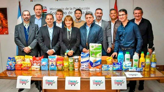 A cuidar el bolsillo. Funcionarios y empresarios durante la presentación de los productos de la canasta de ofertas vigentes en mayo.