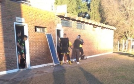 Momento tenso: El ex entrenador de Porvenir Talleres y Unión, actual de Empalme Central, se cruzó fuerte con sus dirigidos tras la derrota.