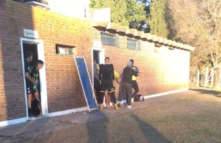 Momento tenso: El ex entrenador de Porvenir Talleres y Unión, actual de Empalme Central, se cruzó fuerte con sus dirigidos tras la derrota.