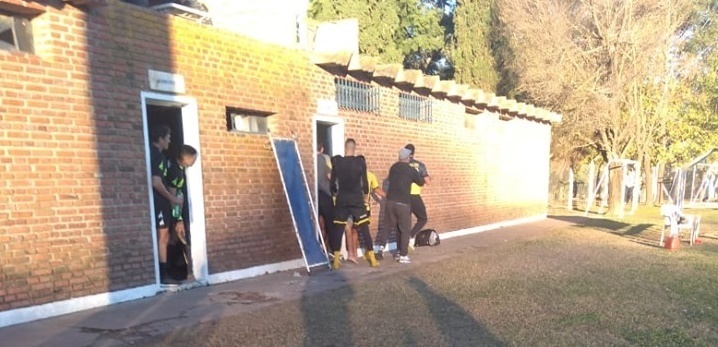 Momento tenso: El ex entrenador de Porvenir Talleres y Uni&oacute;n, actual de Empalme Central, se cruz&oacute; fuerte con sus dirigidos tras la derrota.